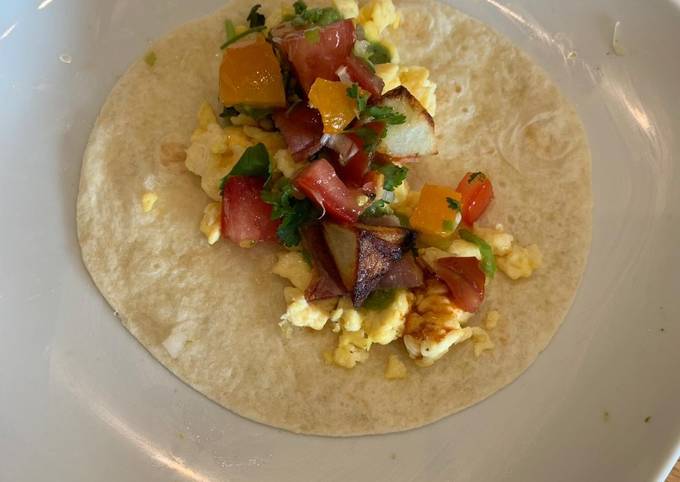 Vegetarian breakfast tacos with pico de gallo