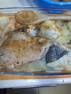 Una foto de Trucha al horno con patatas panaderas y cebolla