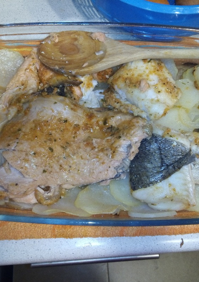Una foto de Trucha al horno con patatas panaderas y cebolla