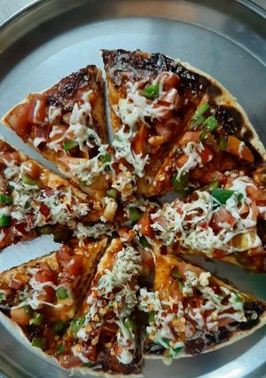 વેજ પીઝા (Veg Pizza Recipe In Gujarati) રેસીપી મુખ્ય ફોટો