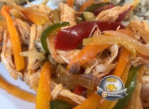 Una foto de Pollo desmechado con vegetales