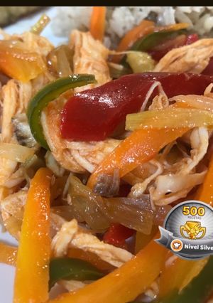 Una foto de Pollo desmechado con vegetales