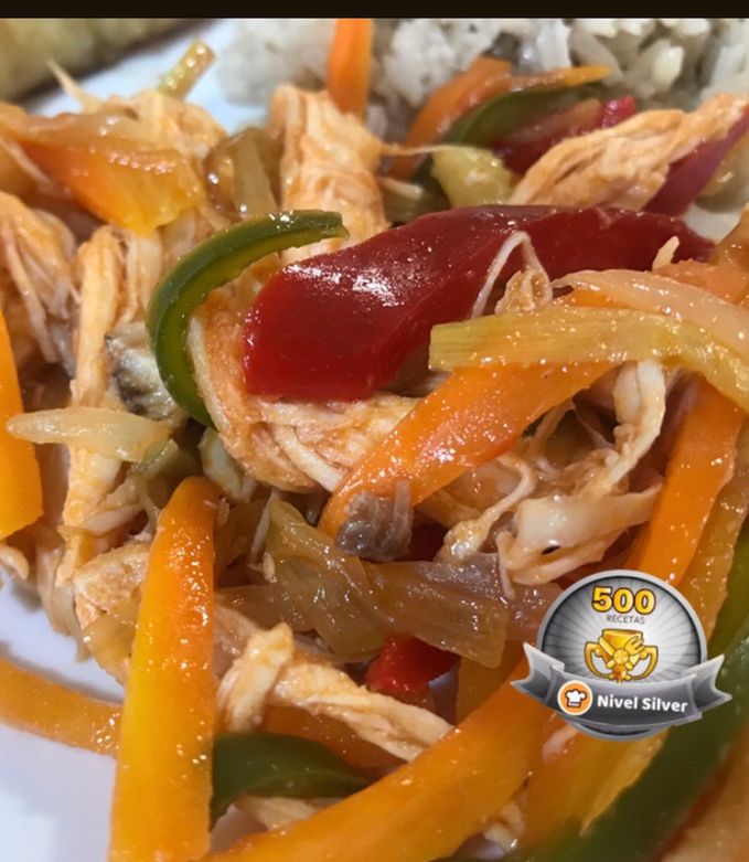 Una foto de Pollo desmechado con vegetales