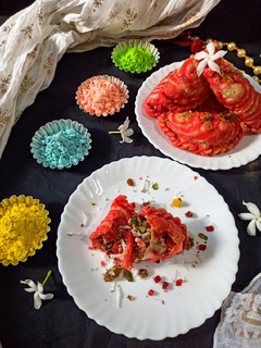 रोज़ ठंडाई मार्बल गुझिया(rose thandai marble gujiya recipe in hindi) रेसिपी मुख्य फोटो