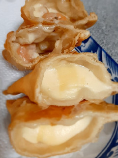 Una foto de Empanaditas de queso y camarón queso