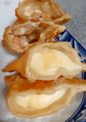 Una foto de Empanaditas de queso y camarón queso