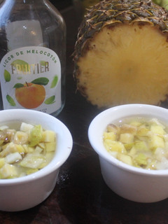 Una foto de Piña, plátano y pera al licor de melocotón