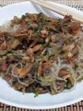 Noodles cu somon afumat, dovlecei și morcov