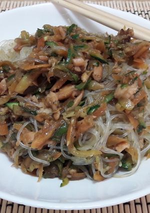 O poză a rețetei Noodles cu somon afumat, dovlecei și morcov.