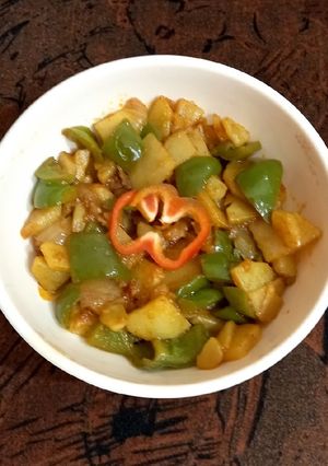 A picture of Shimla mirch and aloo ki bujia.