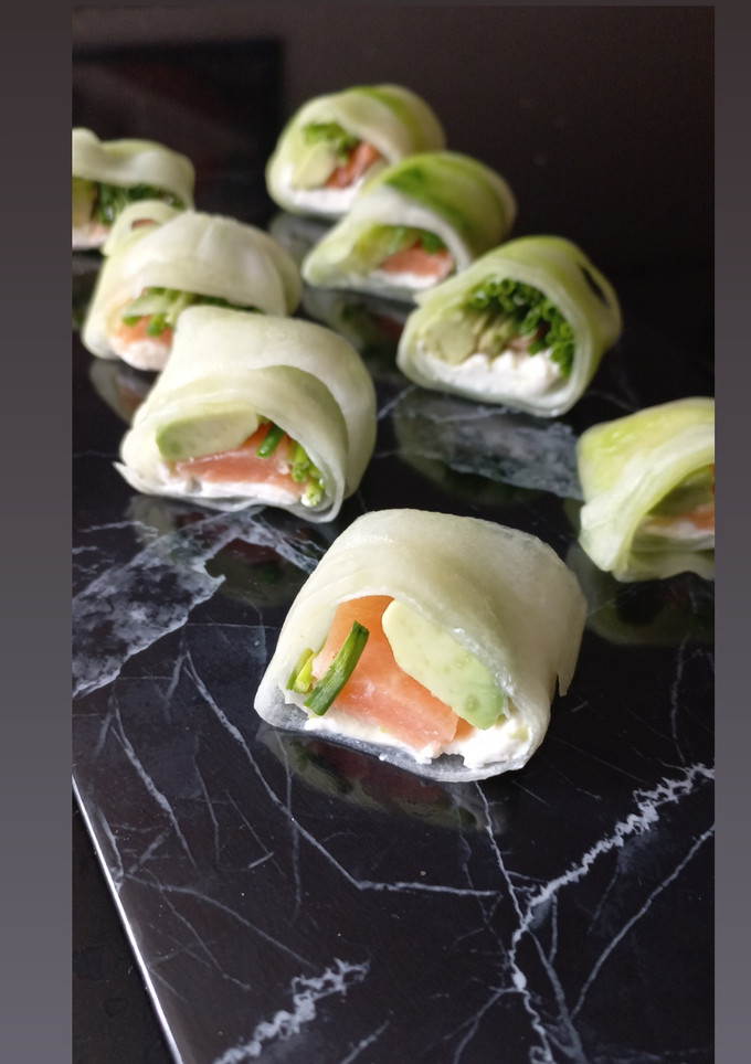 Una foto de Sushi sin arroz de pepino Keto