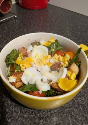 A picture of Chicken rocket salad with sweet chilli dressing.