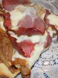 Pizza pastrami con cebollas caramelizadas