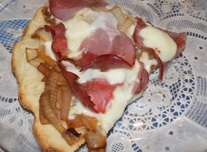 Una foto de Pizza pastrami con cebollas caramelizadas