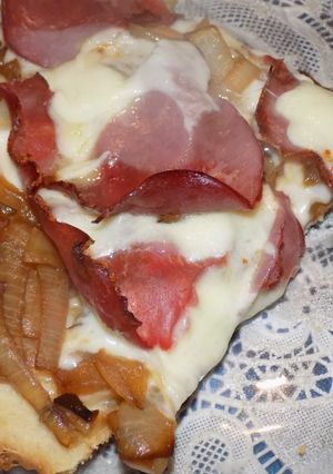 Una foto de Pizza pastrami con cebollas caramelizadas