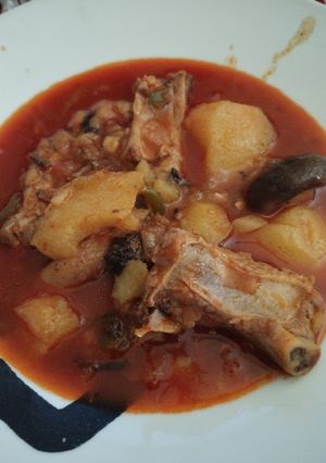 Una foto de Costillas con patatas y setas