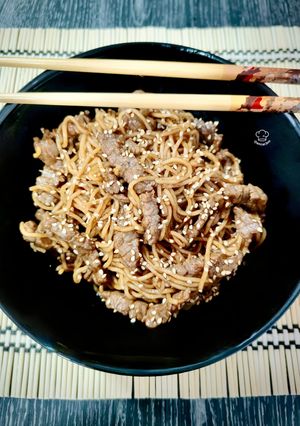 Una foto de Yakisoba de ternera –sólo carne–