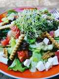 Lechuga francesa con queso mozzarella, nueces y uvas pasas