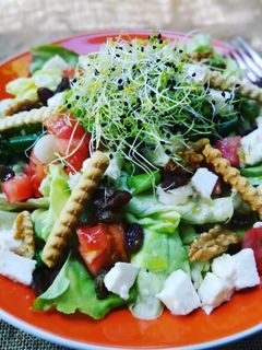 Una foto de Lechuga francesa con queso mozzarella, nueces y uvas pasas