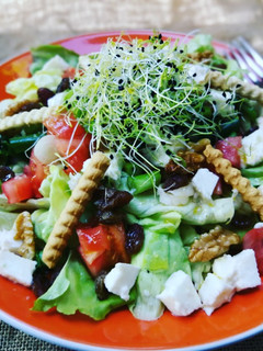 Una foto de Lechuga francesa con queso mozzarella, nueces y uvas pasas