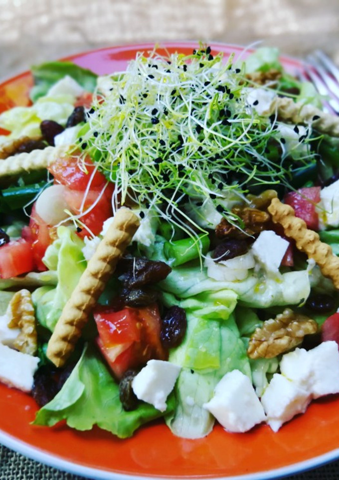 Una foto de Lechuga francesa con queso mozzarella, nueces y uvas pasas