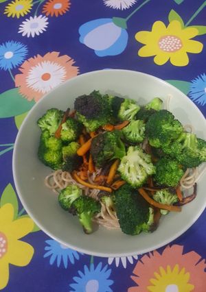 Una foto de Espaguetis con brócoli y zanahoria