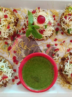 आलू टिक्की चाट (Aloo tikki chat recipe in hindi) रेसिपी मुख्य फोटो