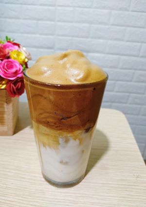 Hình của món Dalgona coffee.