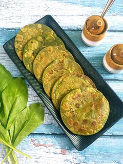 પાલક પરાઠા (Palak Paratha recipe in Gujarati) રેસીપી મુખ્ય ફોટો