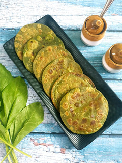 પાલક પરાઠા (Palak Paratha recipe in Gujarati) રેસીપી મુખ્ય ફોટો