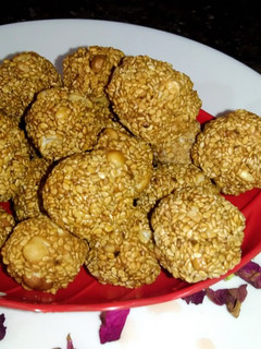 गुड़ तिल लड्डू (gur til ladoo recipe in Hindi) रेसिपी मुख्य फोटो