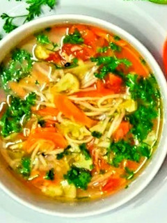 वेजिटेबल नूडल सूप (vegetable noodle soup reicpe in Hindi) रेसिपी मुख्य फोटो