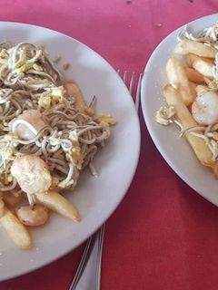 Una foto de Gulas, con gambas, huevo y patatas fritas
