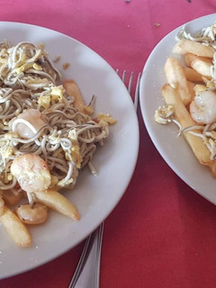 Una foto de Gulas, con gambas, huevo y patatas fritas