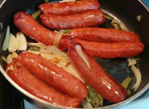 Una foto de Chorizos fritos con pimientos y cebollín