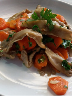 Una foto de Ensalada tibia de setas y zanahoria (Menú Vegano)