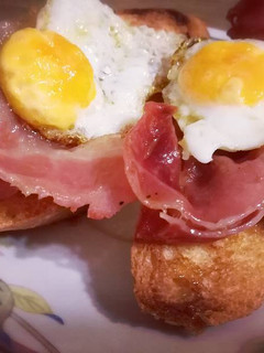 Una foto de Entrante de jamón y huevo