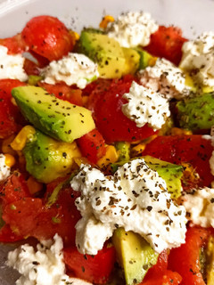 Una foto de Ensalada de sandia y aguacate