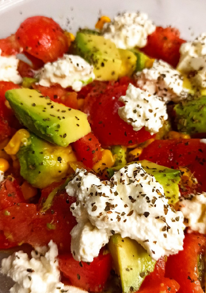 Una foto de Ensalada de sandia y aguacate