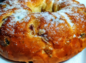 Una foto de ROSCA Con Arándanos🍒y Jamón Serrano🥩rellena con Bocadillo...!