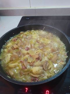 Una foto de Alcachofas con champiñones y jamón