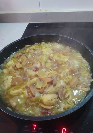 Una foto de Alcachofas con champiñones y jamón