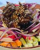 Poke-bowl de pollo marinado con soja