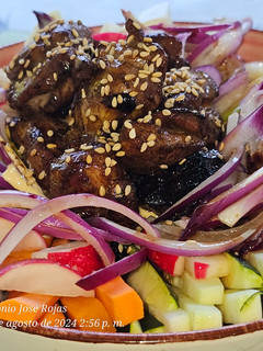 Una foto de Poke-bowl de pollo marinado con soja