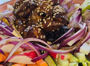 Foto principal de Poke-bowl de pollo marinado con soja
