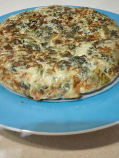 Una foto de Tortilla de kale con espárragos, ajetes y queso de cabra