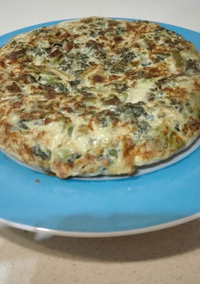 Una foto de Tortilla de kale con espárragos, ajetes y queso de cabra