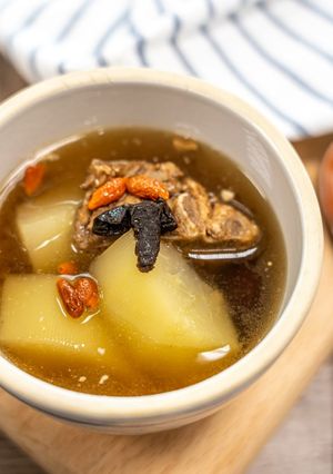 【老菜脯青木瓜排骨湯】清明節氣燉湯，清暑解渴好順暢 的食譜成品照片