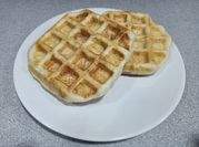 Una foto de waffles con mantequilla