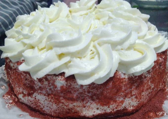 Red velvet cake with creamcheese frosting